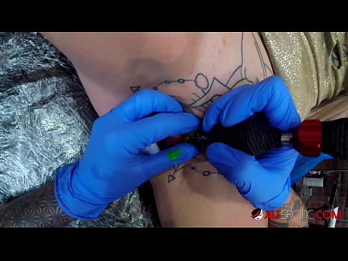 ❤️ tattooed ທີ່ສຸດ Hottie Sully Savage ໄດ້ຮັບ tattoo ສຸດ clitoris ຂອງນາງ ໜັງໂປ້ ທີ່ lo.pornofilmtv.ru